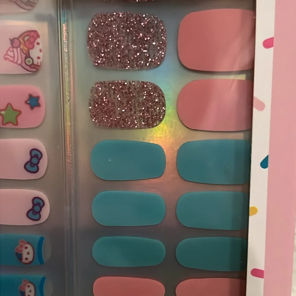 Hello Kitty X The Creme Shop Gel Nail Strip Kit - Picture 5 of 8